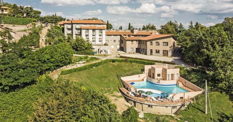 Al Brunello
il Tuo personale rifugio in Montalcino immerso nel verde! 
Montalcino s'affaccia nella Val d'Orcia, Patrimonio Unesco, qui nell'eleganza naturale dei luoghi, meta di fotoamatori, sogno romantico dove l'architettura si concilia armonica col creato, paradiso del treking, del ciclo turismo, potrai godere dei sapori della tradizione enogastronomica senese. 
L'hotel  a 1 km dal centro storico del noto borgo mediovale, si fregia del nome di un vino che inebria la fantasia, scatena la passione, eleva e libera il pensiero.